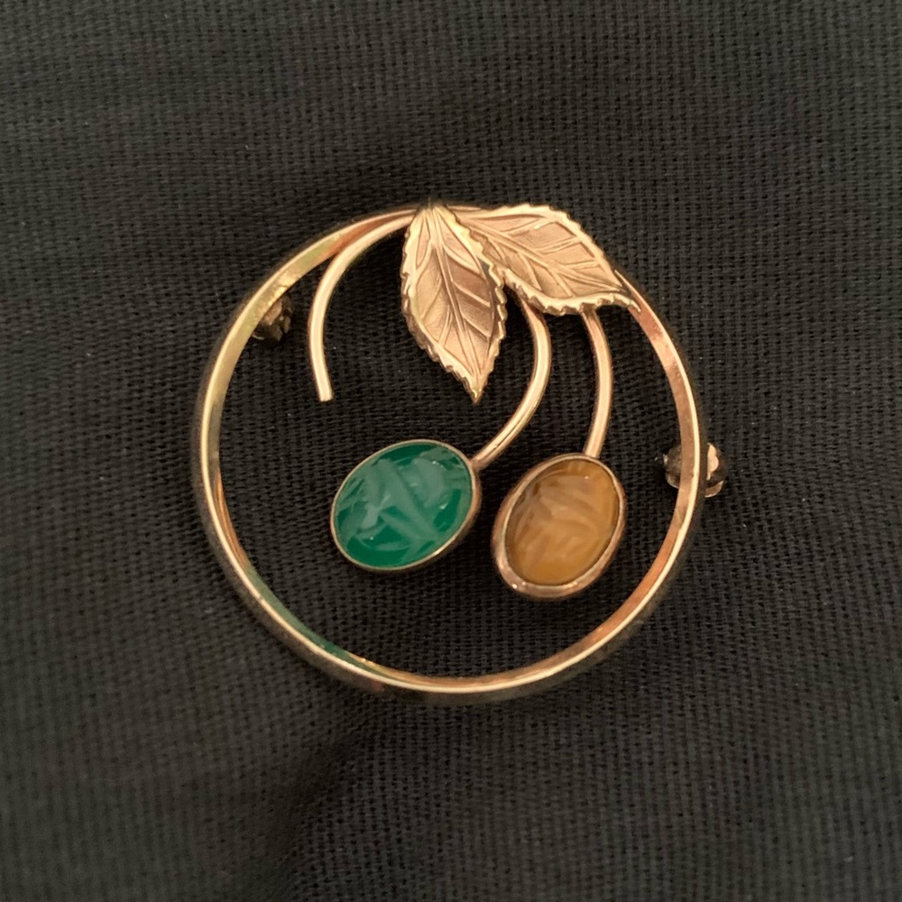VTG Signed Van Dell 12K Gold Filled Jade and Tiger Eye Scarabs Round Brooch Pin